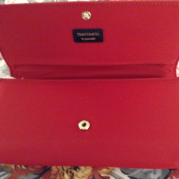 Travelsmith RFID Protected Wallet With Tags Never Used With a Few Nicks - Picture 7 of 9